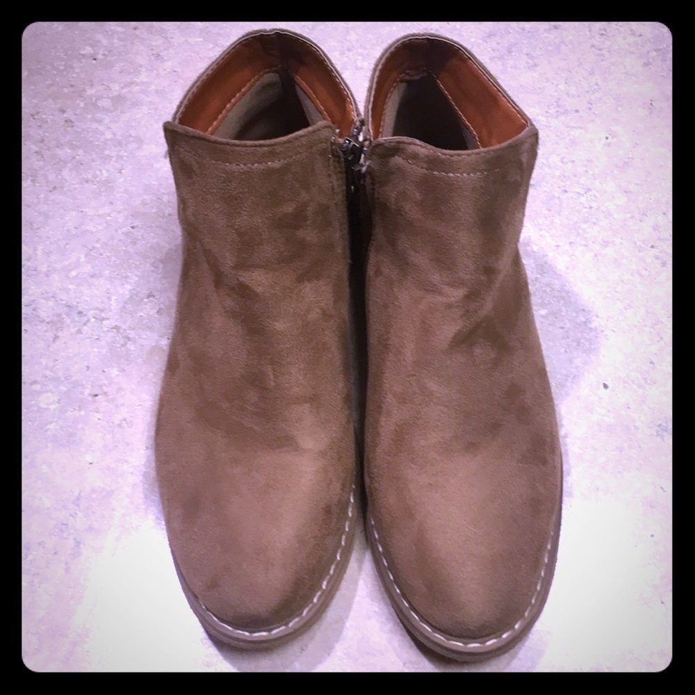 Brand new Women's Seven7 tan faux suede booties